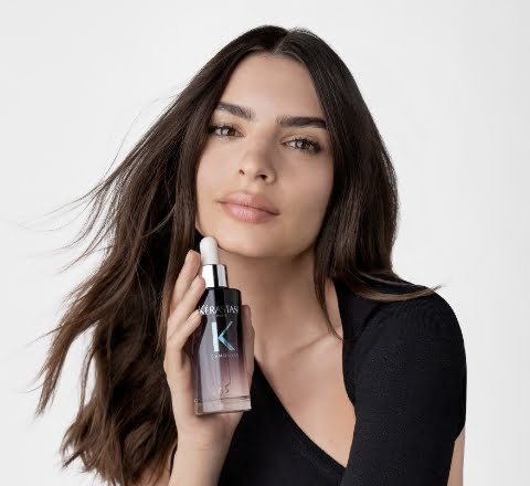 дамски модел държи серум от серията Kerastase Symbiose